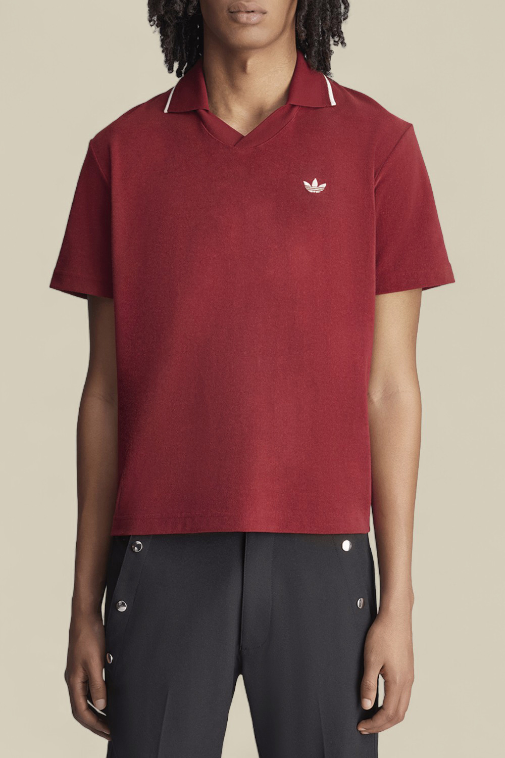 תמונת כל הלוק של אדידס X וולס בונר חולצת פולו